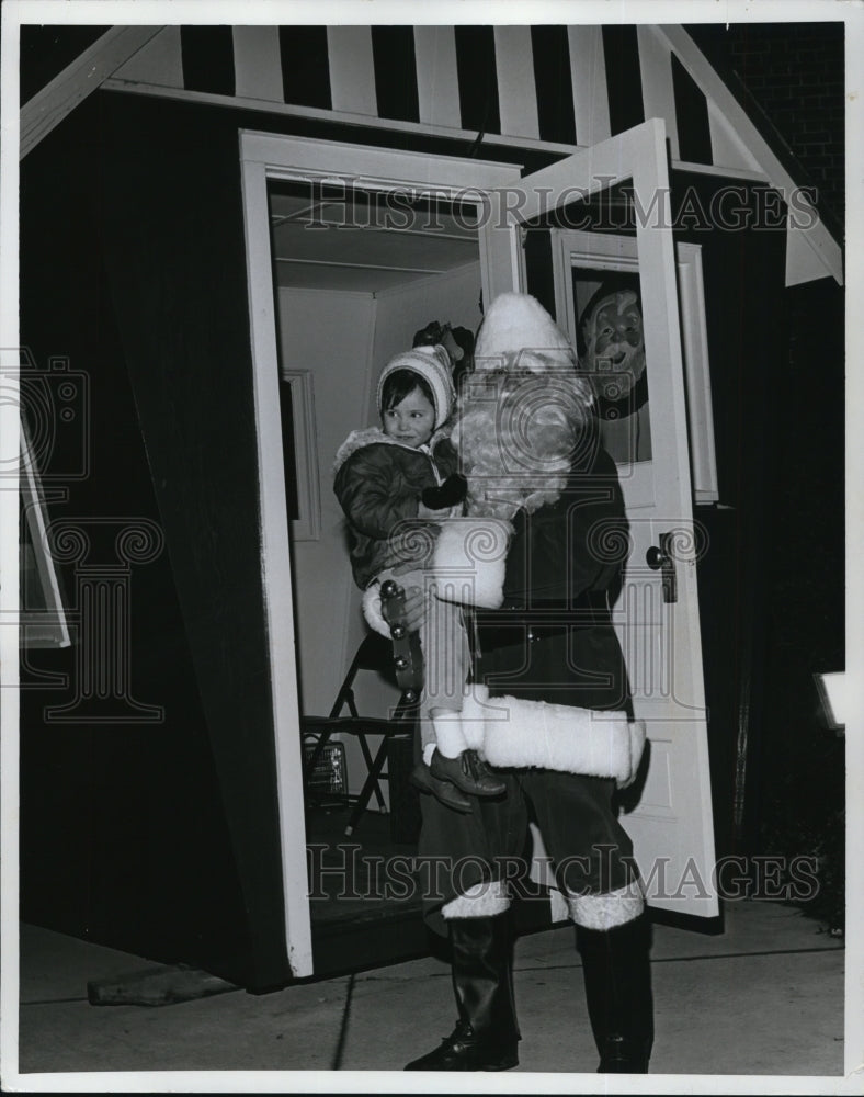 1967 Press Photo Lisa Philpott with Santa H.K. Netzker - Historic Images