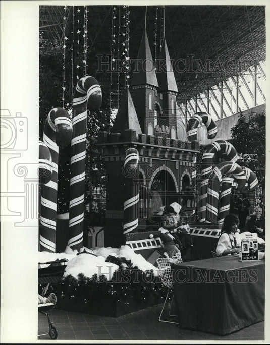 1983 Press Photo Andy Soltis, Toni Cammarata & Tessa Osborne with Santa Mall - Historic Images