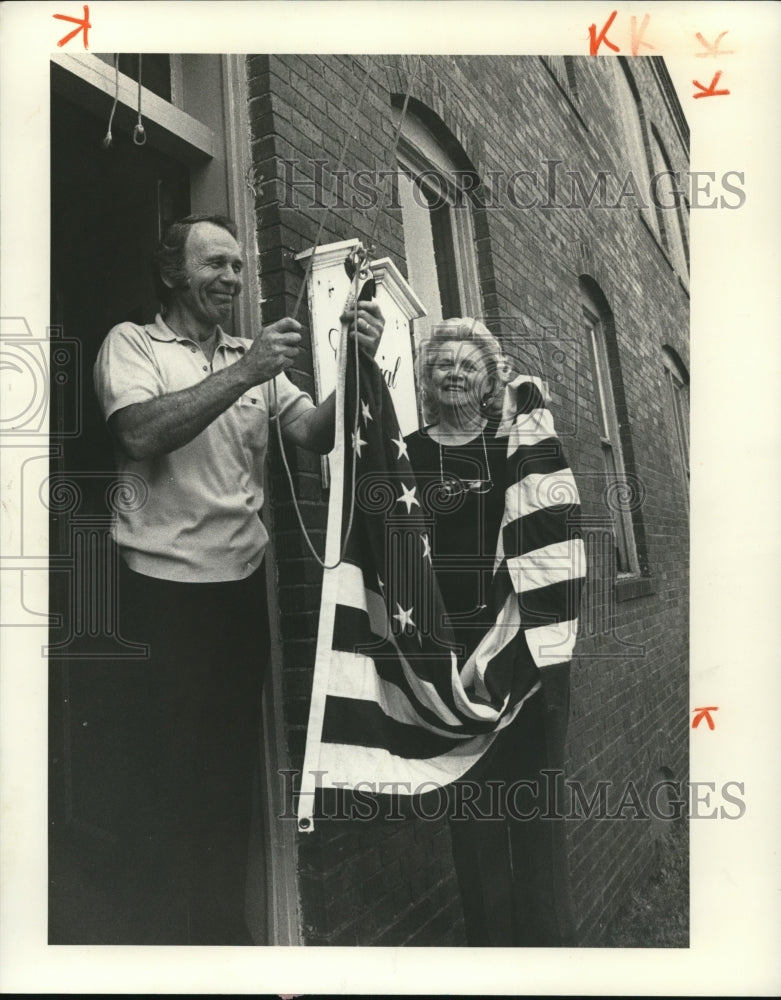 1980 Press Photo Vane Scott raising a flag - Historic Images