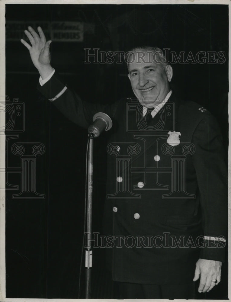 1950 Press Photo Captain Arthur Roth at the Public Hall Christmas part ...