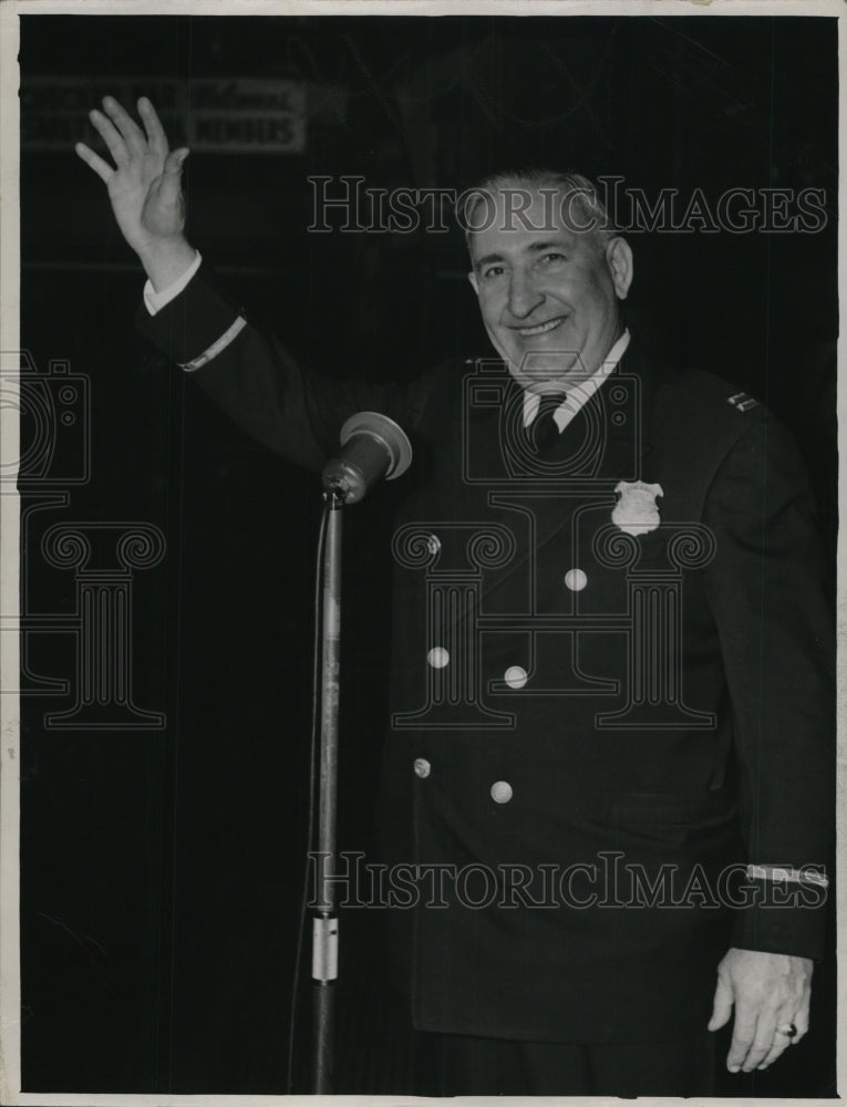 1950 Press Photo Captain Arthur Roth at the Public Hall Christmas party- Historic Images