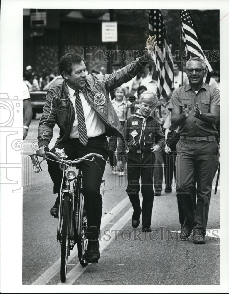 1987 Press Photo George Voinovich during his campaign - Historic Images