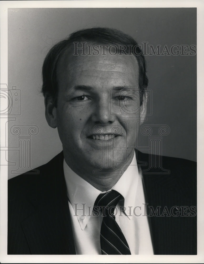 1991 Press Photo Robert Voelker, Area Vice Pres Operations Stouffer Hotel Co. - Historic Images