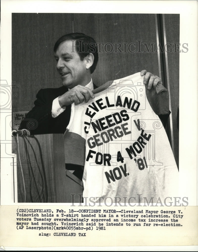1981 Press Photo Cleveland Mayor George V. Voinovich holds a T-shirt handed him - Historic Images