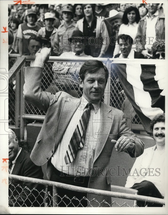 1981 Press Photo Mayor George Voinovich throws out first pitch - Historic Images