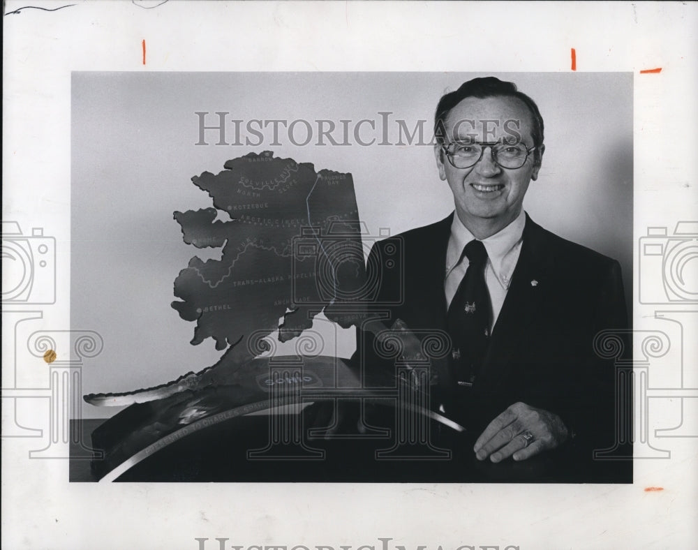 1977 Press Photo Charles E. Spahr Seems Tickled Pink By His Alaska Sculpture - Historic Images