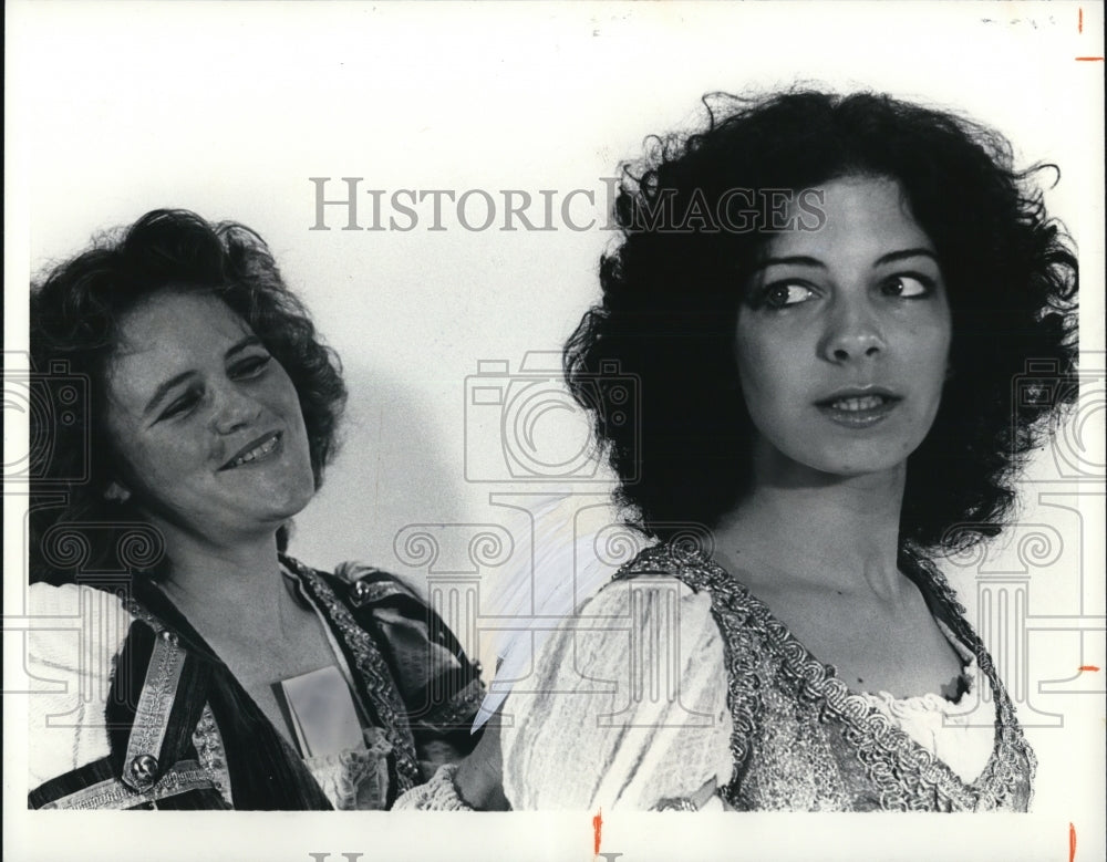 1978 Press Photo Lucetta and Julia discuss Julia's gentlemen callers - Historic Images