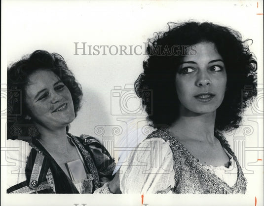 1978 Press Photo Lucetta and Julia discuss Julia's gentlemen callers - Historic Images