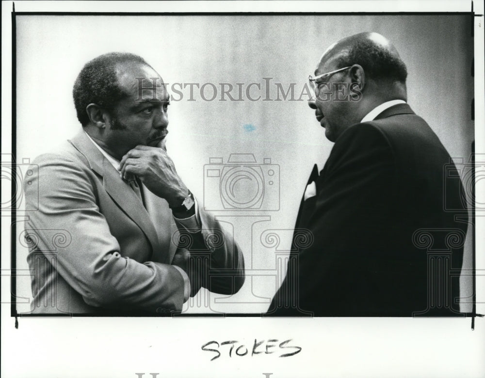 1989 Press Photo Carl and James Stokes in courtroom - Historic Images