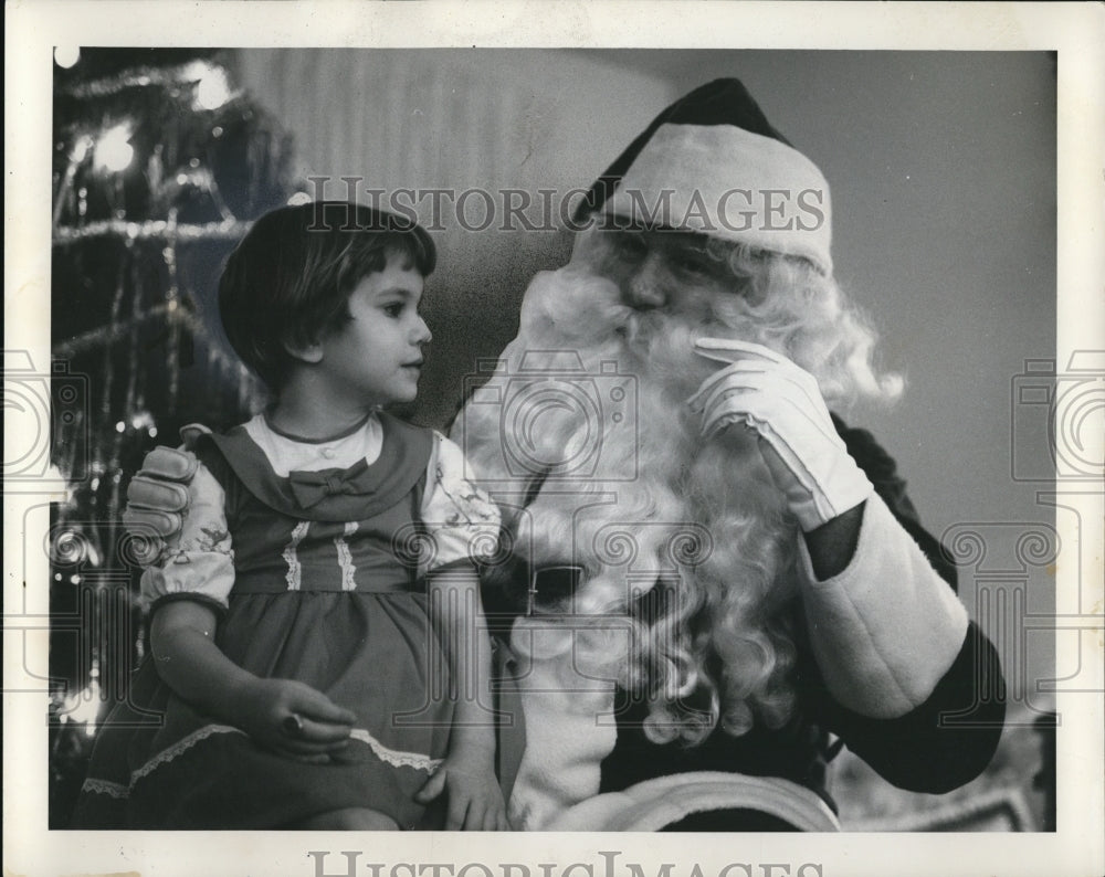 1964 Press Photo Patti Ann Sullivan of New York with Santa Claus- Historic Images