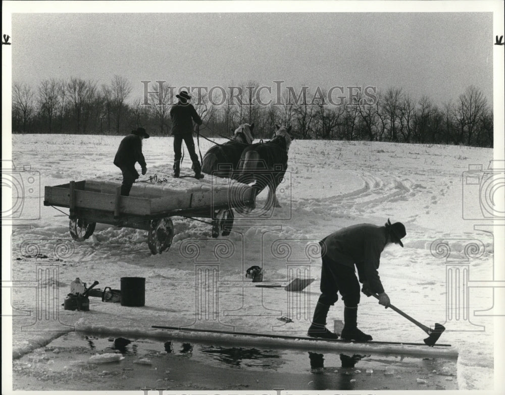 1984 Press Photo Cutting Ice Ellers in Amish, Ohio - Historic Images