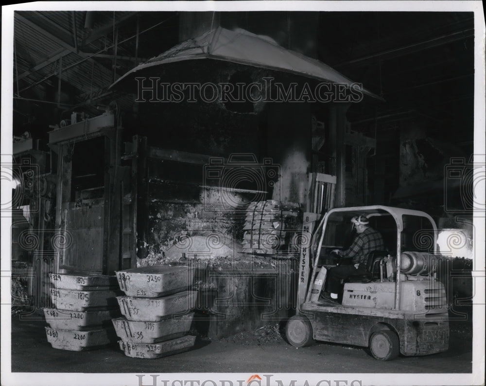1971 Press Photo The aluminum ingots are melted in hot gas fired melting furnace-Historic Images