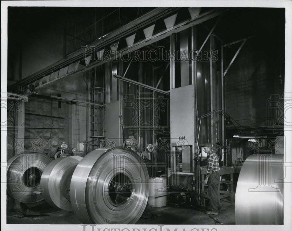 1971 Press Photo Rolls of finished aluminum sheeting are guided through machines-Historic Images