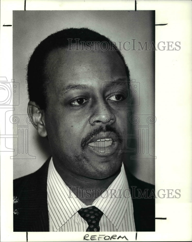 1990 Press Photo Victor Young, speaking on education at city club - Historic Images