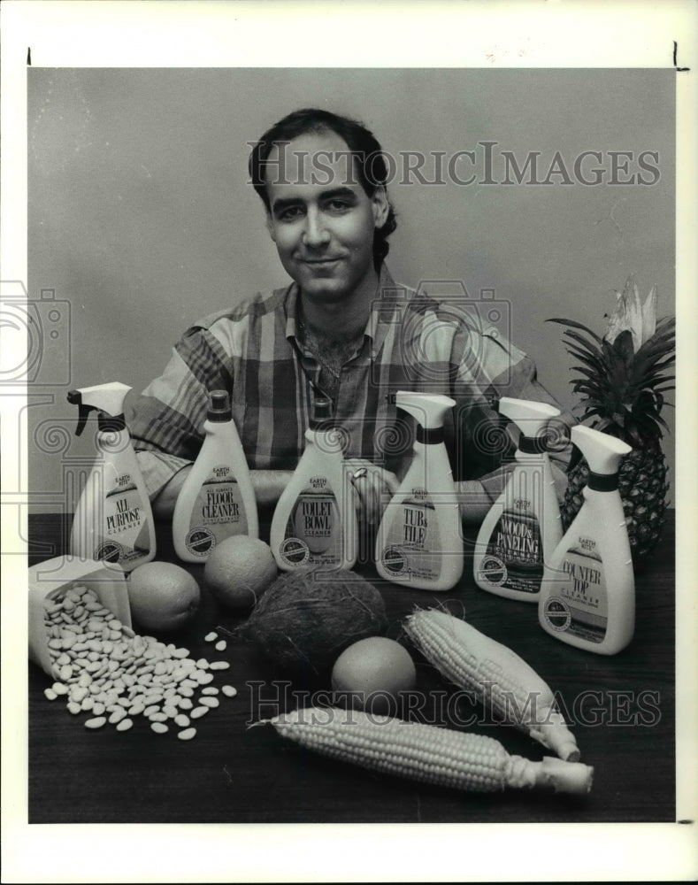 1990 Press Photo Scott Zeilinger and Earth Rite Cleaning Products - cva49399 - Historic Images