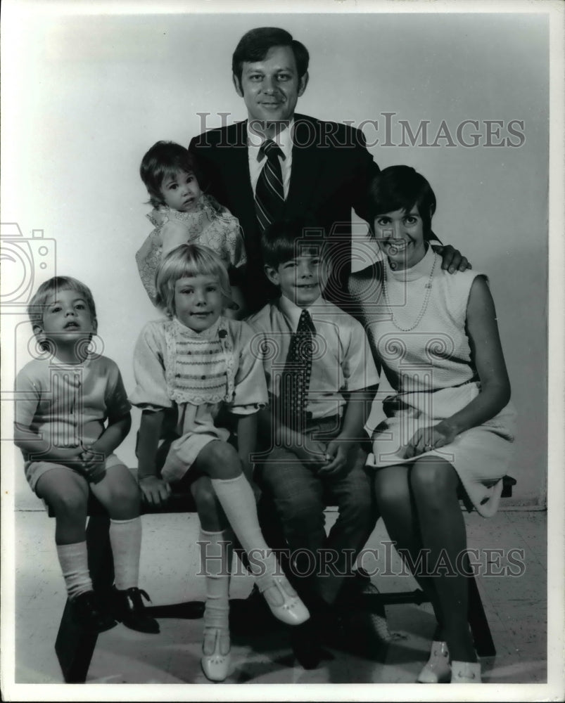 1971 Press Photo Mayor George Voinovich along with wife Janet & children - Historic Images