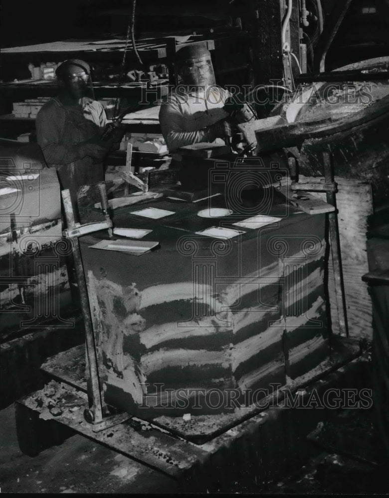 1967 Press Photo John Boykin working at Molten Aluminum in Aluminum Co o - Historic Images