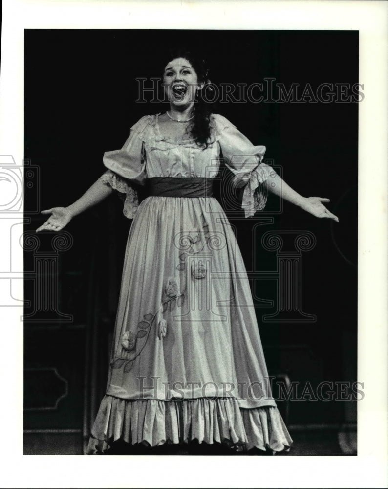 1990 Press Photo Cleveland Opera Dress Rehearsal Of Don Pasquale Sheryl Woods-Historic Images