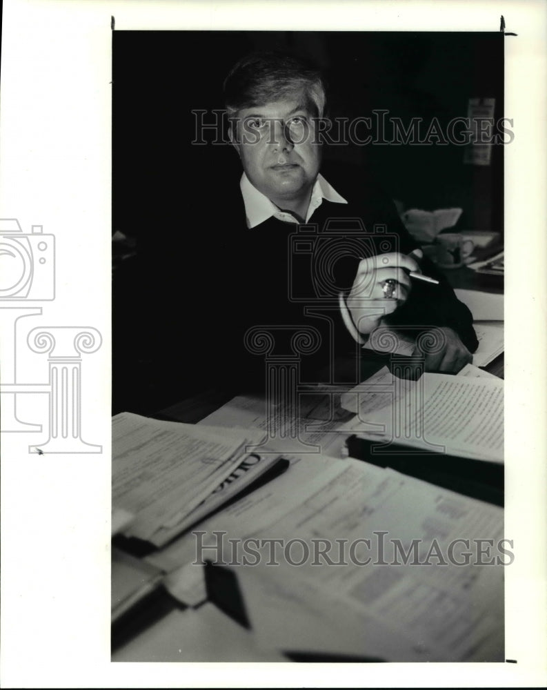 1991 Press Photo Rollie Woods At His Desk - Historic Images