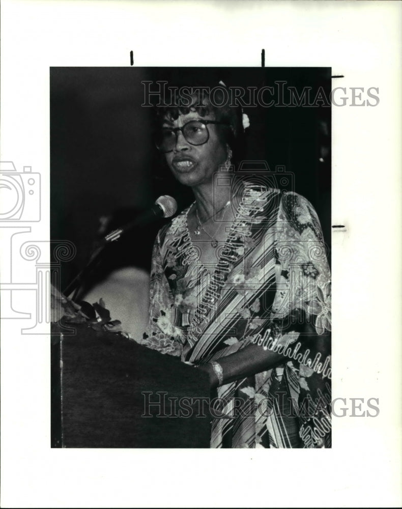 1990 Press Photo Artha Woods instrumental in organizing a Debutante Ball - Historic Images