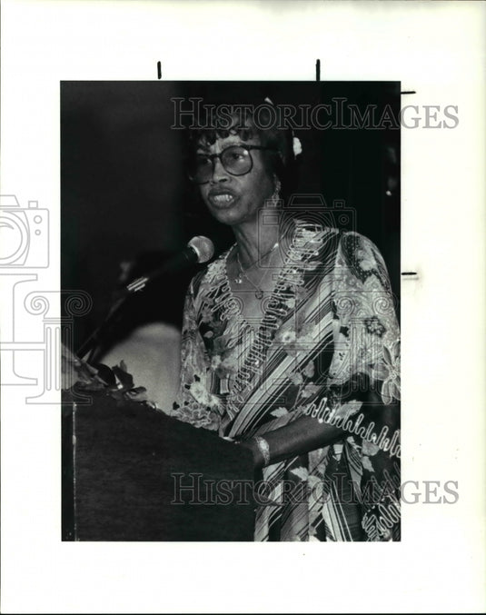 1990 Press Photo Artha Woods instrumental in organizing a Debutante Ball - Historic Images
