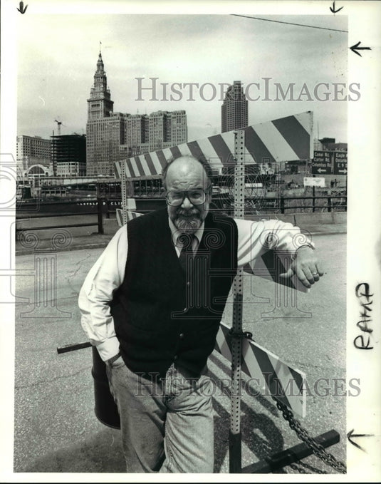 1990 Press Photo David B. Wood of Design Union at the Closed Eagle Street Ramp - Historic Images