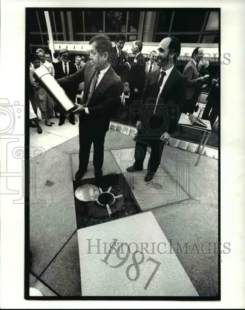 1987 Press Photo Voinovich at the grand opening of the convention - cva49756-Historic Images