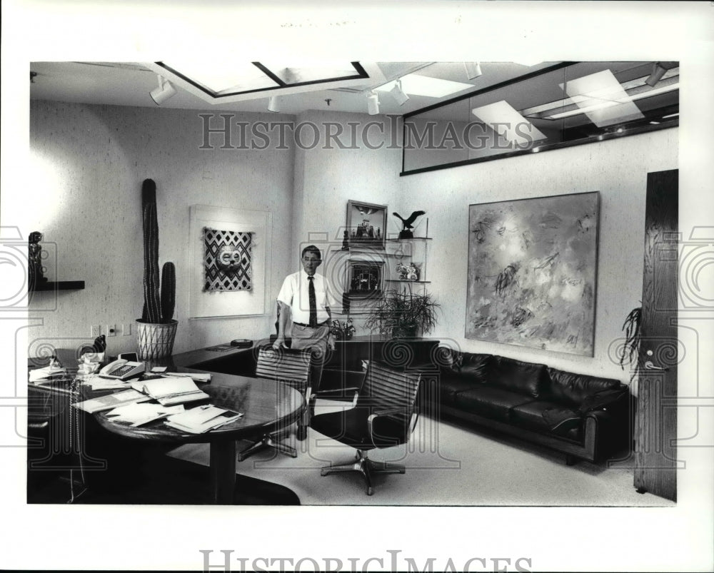 1989 Press Photo Stan Yulish in his office in the Hilliard Building - Historic Images