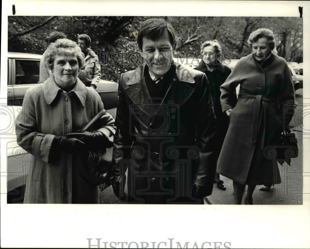 1983 Press Photo Mayor George Voinovich treat four volunteers to lunch - Historic Images