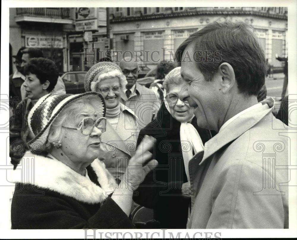 1983 Press Photo Mayor George Voinovich with Mary Karnya at Buckeye Mini Park - Historic Images