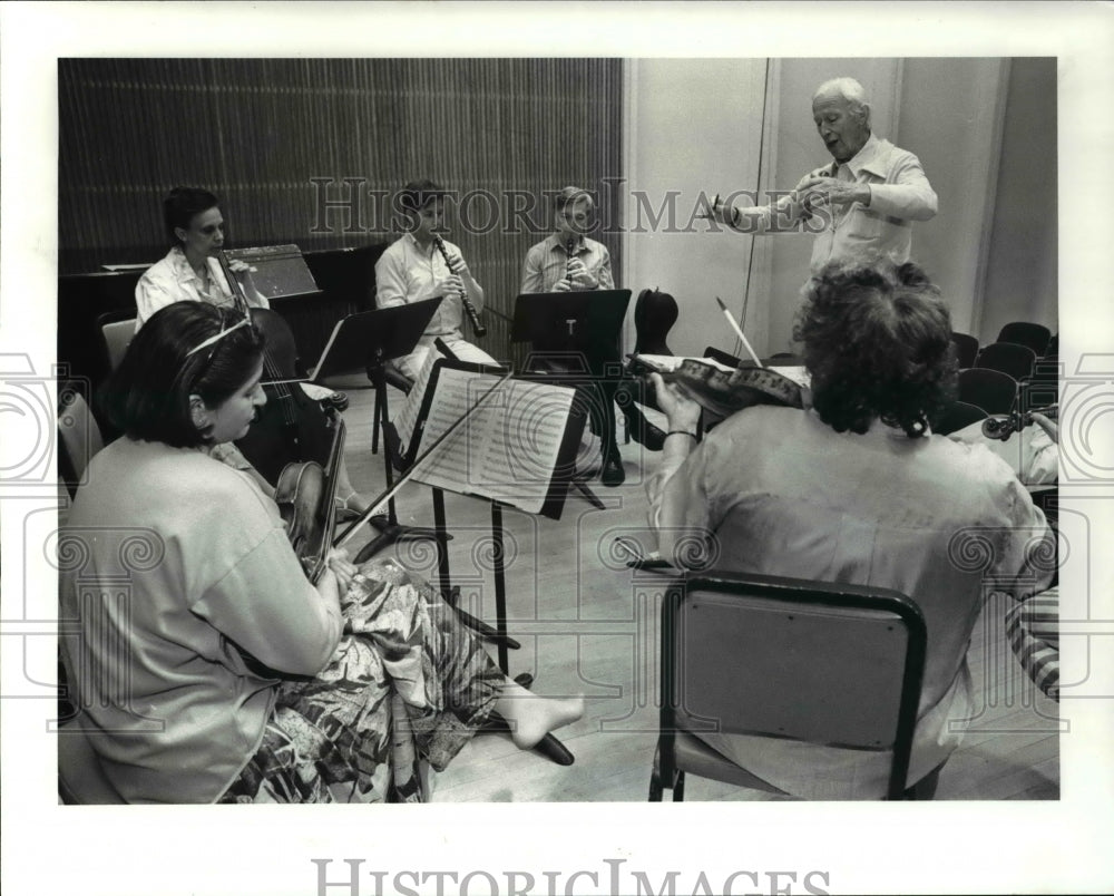 1986 Press Photo August Wenzinger directing at Baraque Performance Institute.-Historic Images