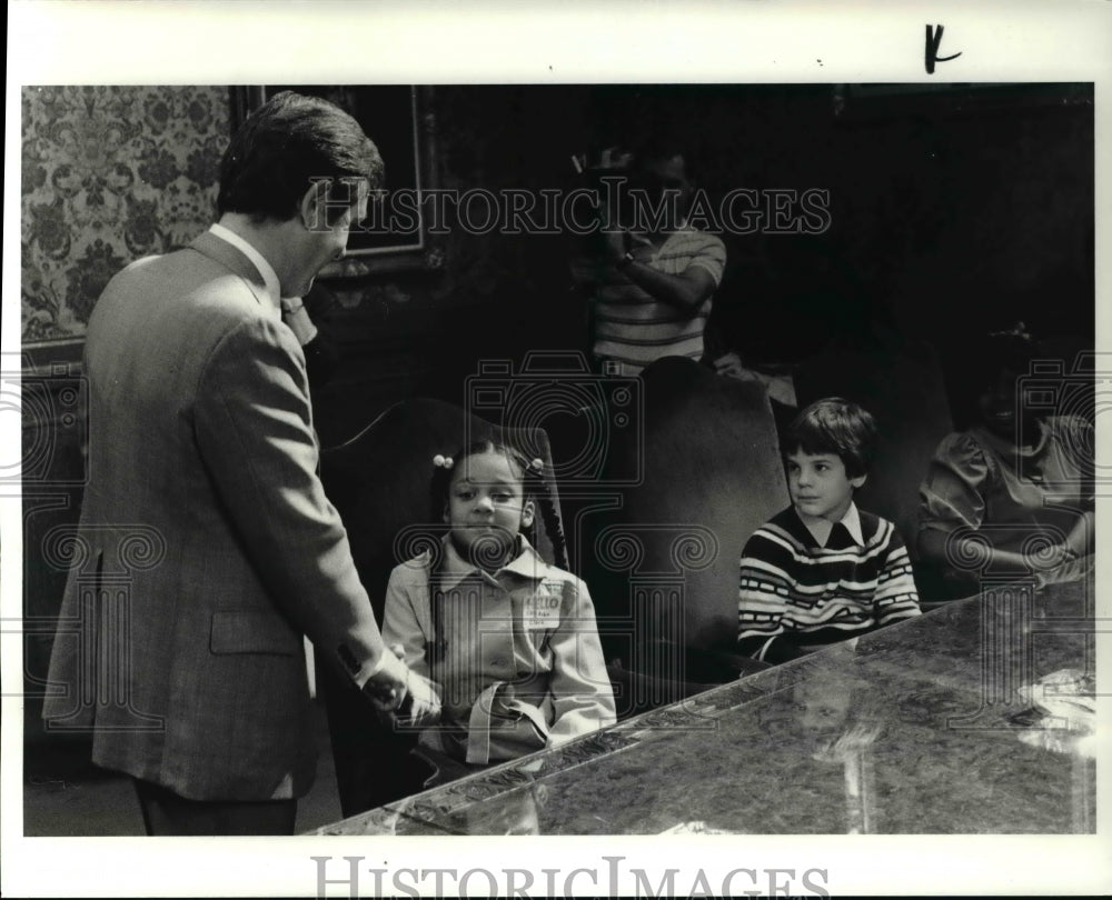 1984 Press Photo Mayor George Voinovich at Molly Voinovich Memorial Fund - Historic Images