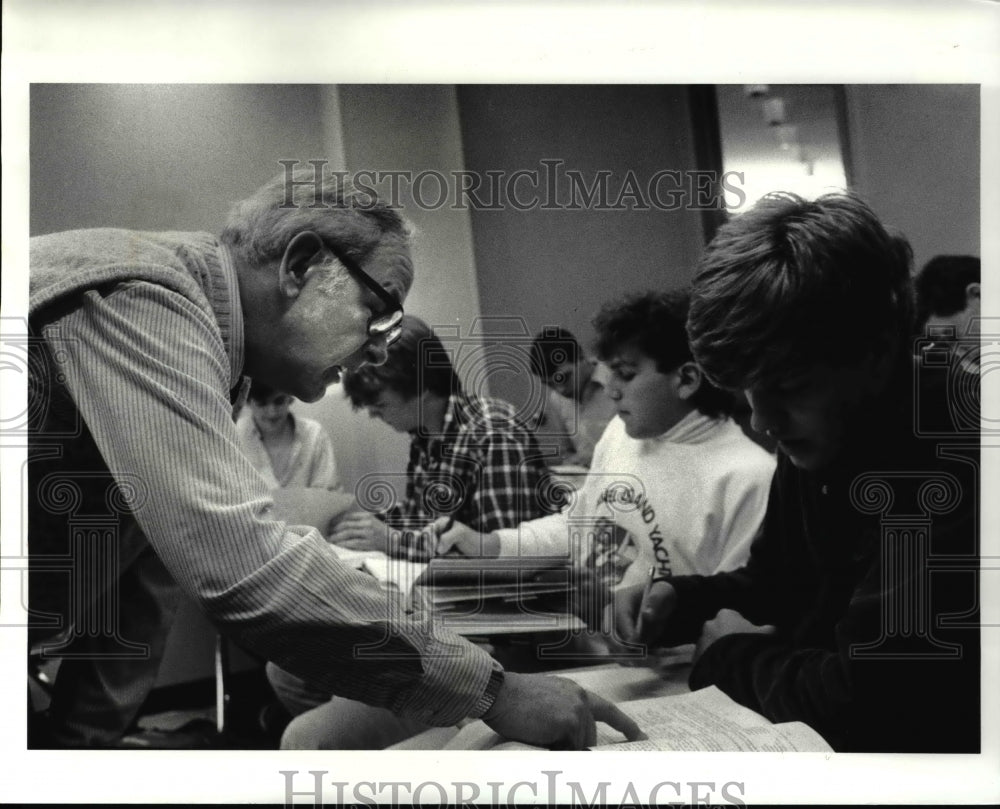 1987 Press Photo Dr. Hank Strater, Greek teacher at the University School - Historic Images