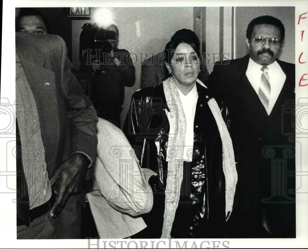 1988 Press Photo Audene Vasquez With Her Lawyer - Historic Images