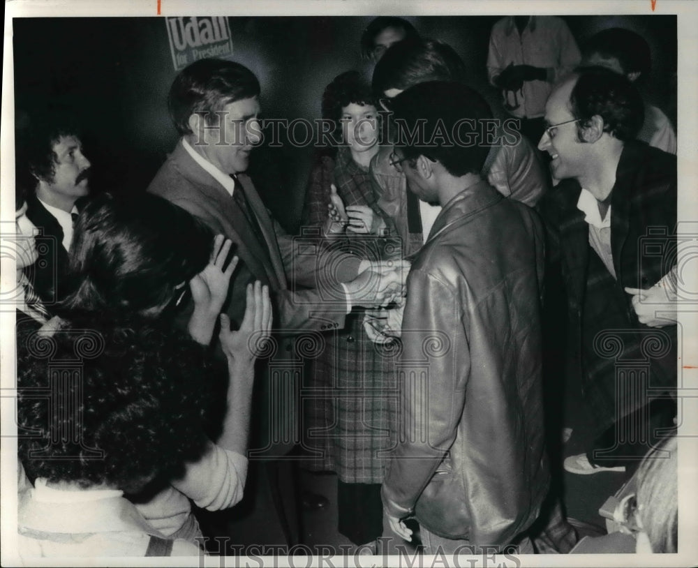 1976 Press Photo  Morris Udal talks to crowd in public - Historic Images