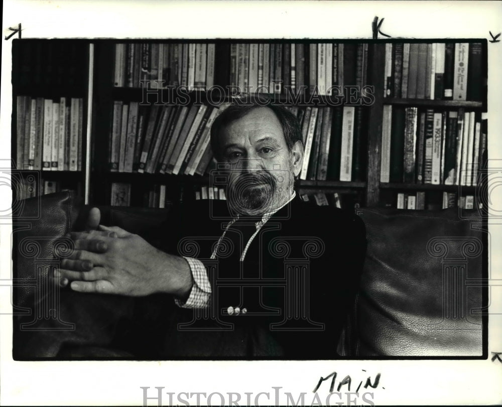 1985 Press Photo CWRU professor Dr. Carl Wubbelohde, chair of history department - Historic Images