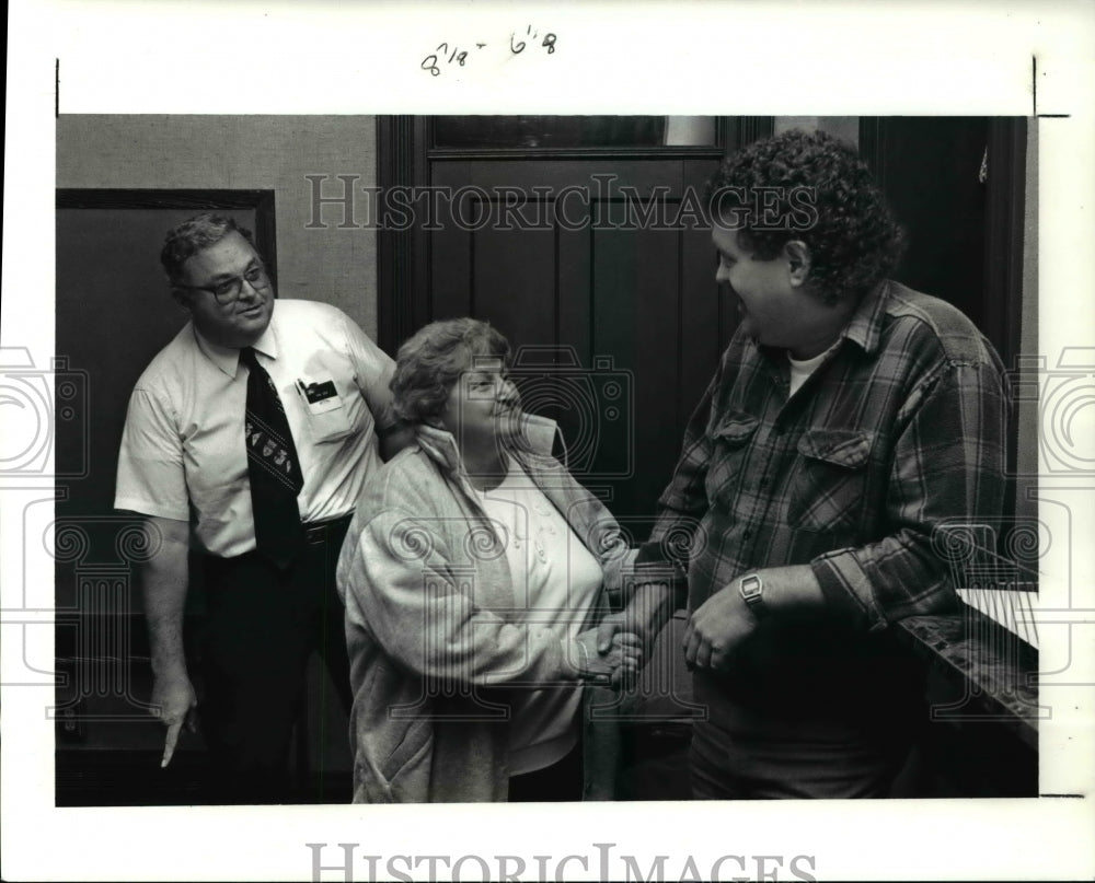 1991 Press Photo Erie County Board of Elections chairman Thomas Sieb points down - Historic Images