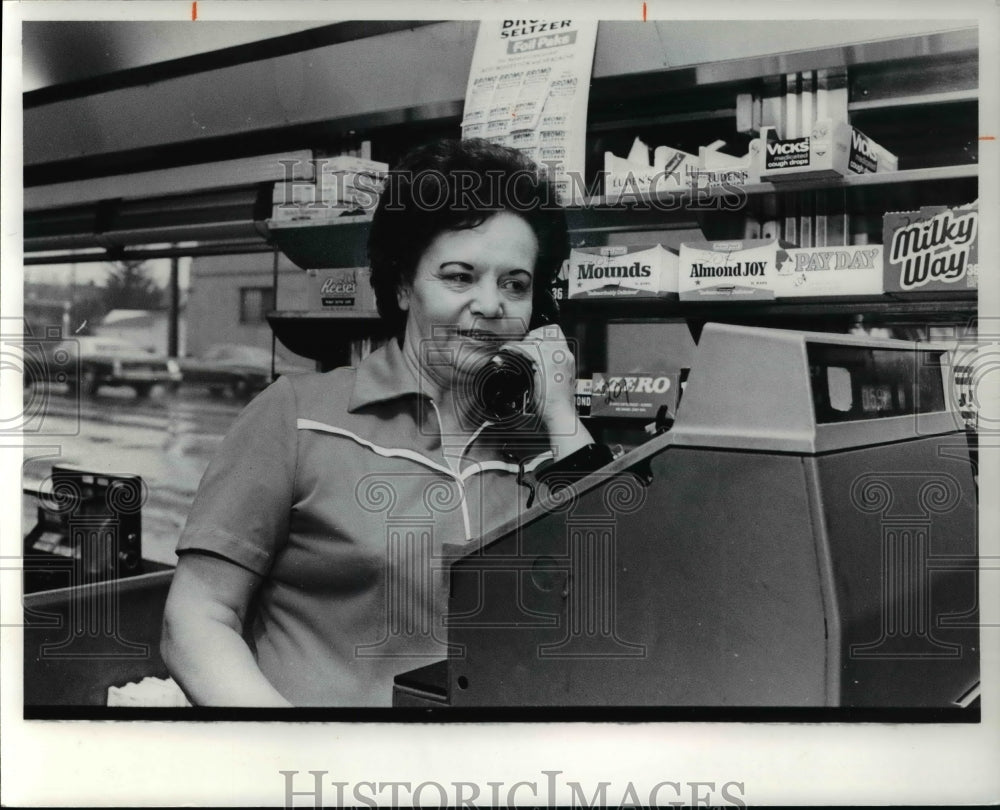 1977 Press Photo Mrs. Marge Volosin as she takes the mayor&#39;s breakfast order - Historic Images