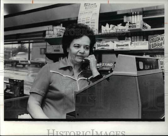 1977 Press Photo Mrs. Marge Volosin as she takes the mayor's breakfast order - Historic Images