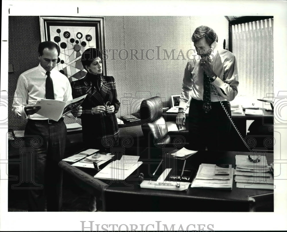 1987 Press Photo The Wolstein family, Bart, Scott and Iris gather in Bart&#39;s ofc - Historic Images