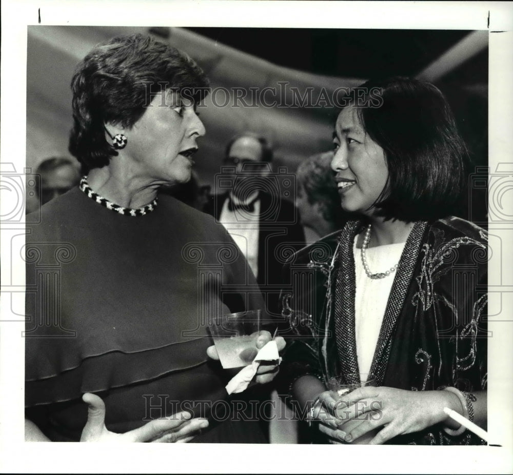 1987 Press Photo Dr. Nancy Johnson &amp; lawyer M. Wong at the Metro Gen Hosp party - Historic Images