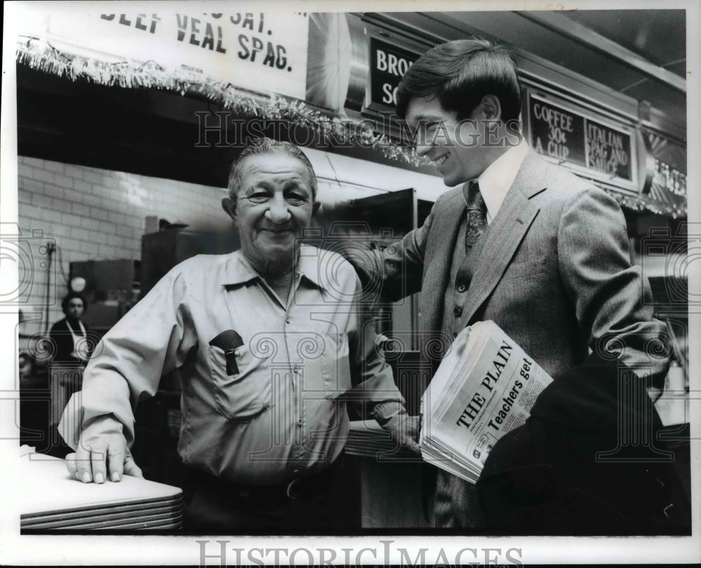 1977 Press Photo Mayor Dennis Kucinch and Frank Zappone at Tony&#39;s Diner - Historic Images