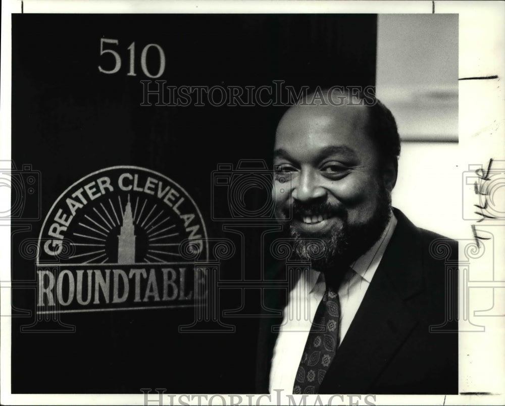 1990 Press Photo Ralph S. Tyler leaves the Greater Clve. Roundtable - Historic Images