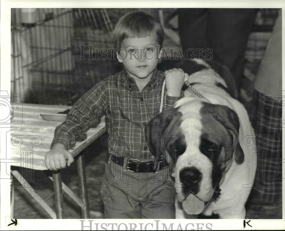 1983 Press Photo Brian Lake Show off his pal Buddie to Western Res.Dog Show - Historic Images
