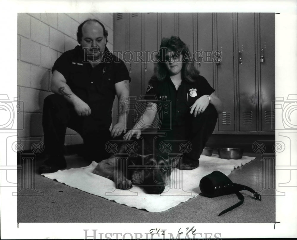 1991 Press Photo Dog Wardens Tony Brand &amp; Lisa Weth on dog they rescued Overboar - Historic Images