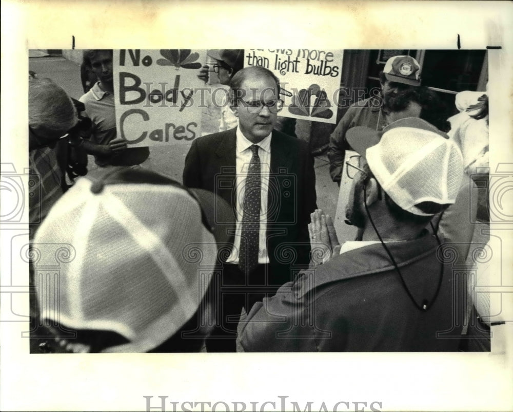 1987 Press Photo NBC president Robert Wright crossing the picket line-Historic Images