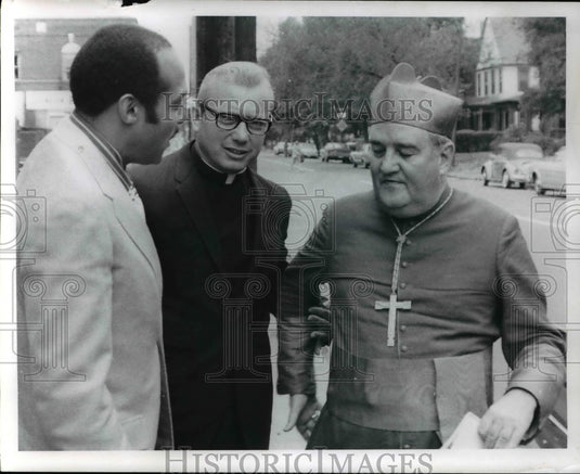 1970 Press Photo Stokes with Reverend John Garrity and Cardinal Wright - Historic Images