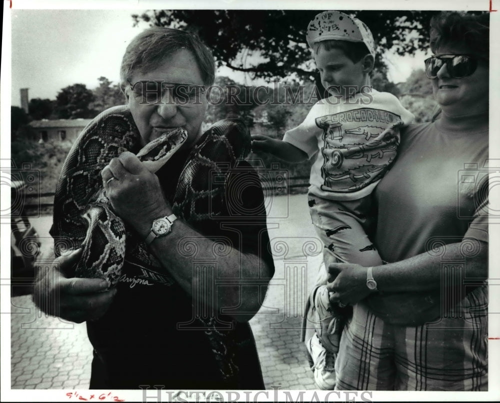 1991 Press Photo Chuck Voracek and python at Cleveland Metropark Zoo - Historic Images