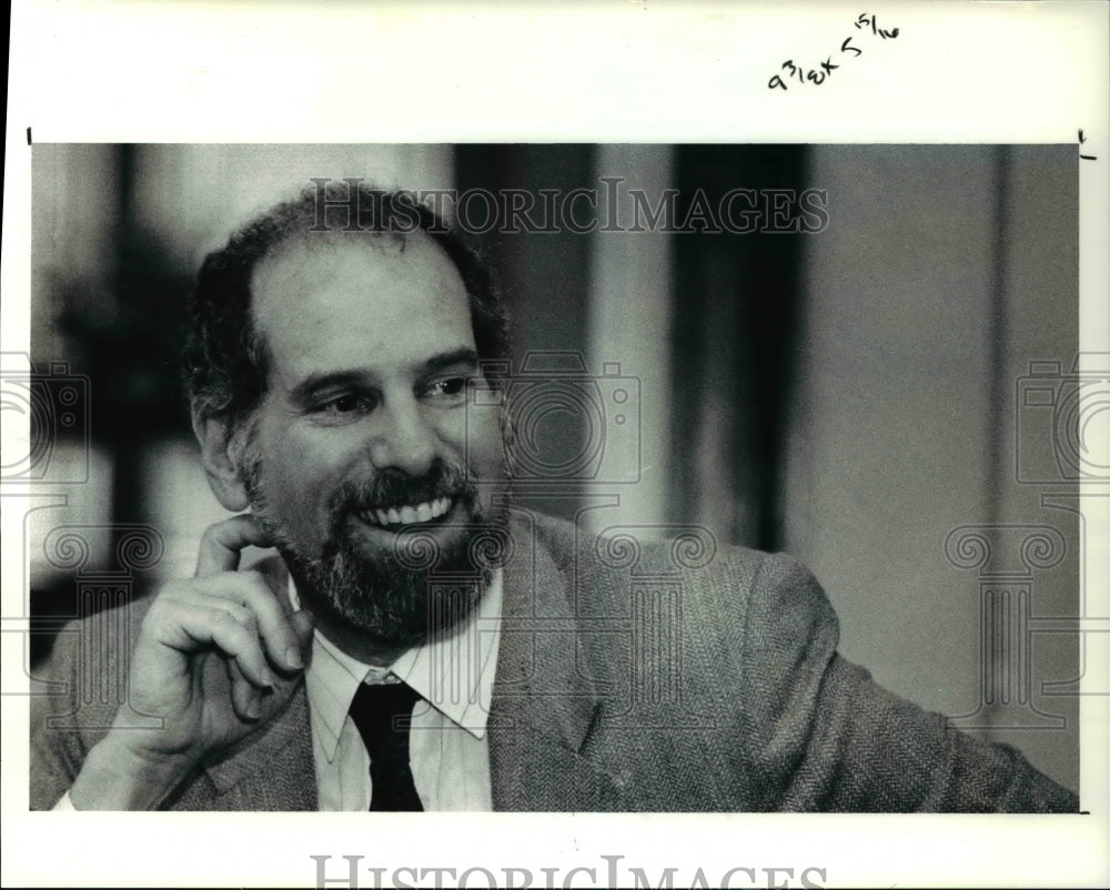 1991 Press Photo Philip Uri Treusman after speaking at CWRU - Historic Images