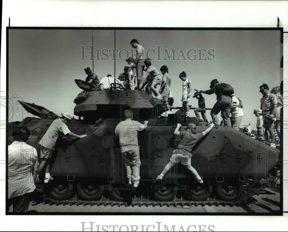 1989 Press Photo Kids at Army amphibious tank at Cleveland National Air Show-Historic Images